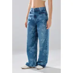 KOAJ - Jean azul medio loose con bota recta y diseños de flore Mujer