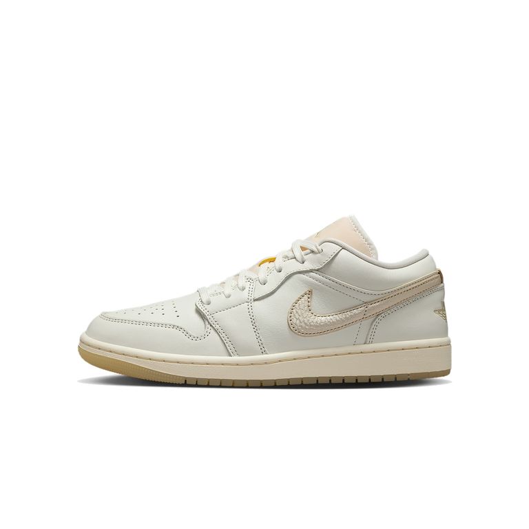Imagen de Tenis Jordan Mujer Air 1 Low SE Casual HV5157-100 Beige