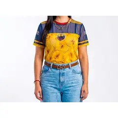 VIA7 - Tendencia Tricolor La Camiseta de Colombia en Malla que Eleva tu Estilo Urbano