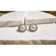 AMORINO JEWELRY - Aretes Perla en Bronce con Baño en Plata Ley 925