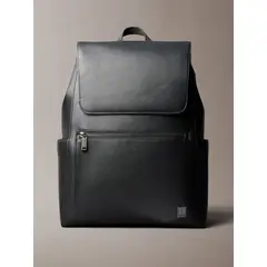 CALVIN KLEIN - Morral negro con solapa y emblema metálico