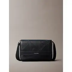 CALVIN KLEIN - Bolso negro cruzado pequeño con solapa y emblema en relieve