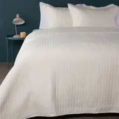 BENETTON - Cubrelecho con exterior de Polialgodón y relleno de 80 GSM Poliéster. Cubrelecho Liso para Cama Doble, queen y King.