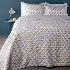 BENETTON - Cubrelecho con exterior de Polialgodón y relleno de 200 GSM Poliéster. Cubrelecho Estampado Carlo para Cama Doble, queen y King.