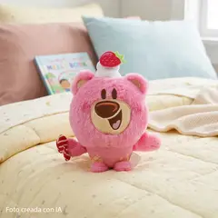 KIDS N PLAY - Peluche Munchlings Lotso Strawberries & Cream Munchlings Hansel & Gretels house 15 cm