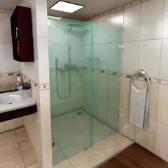 FROTEX - División Para Baño Batiente Estándar 140 X 190 Cm Vidrio 6 Mm