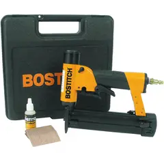 STANLEY - Clavadora Neumática Bostitch para Acabados Finos con Kit Profesional