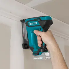 MAKITA - Clavadora 12V Sin Bateria Sin Cargador