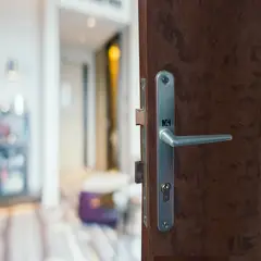 M&H SECURITY LOCKS - Kit Cerradura Tradicional Perfil Angosto 8805_25 + Manija