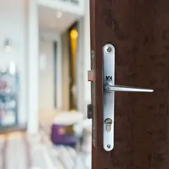 M&H SECURITY LOCKS - Kit Cerradura Perfil Angosto 8805_35 Llave Codificada + Manija