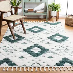 SAFAVIEH - Tapete Marroquí con Borlas Verde y Marfil Diseño Bohemio de Pelo Grueso